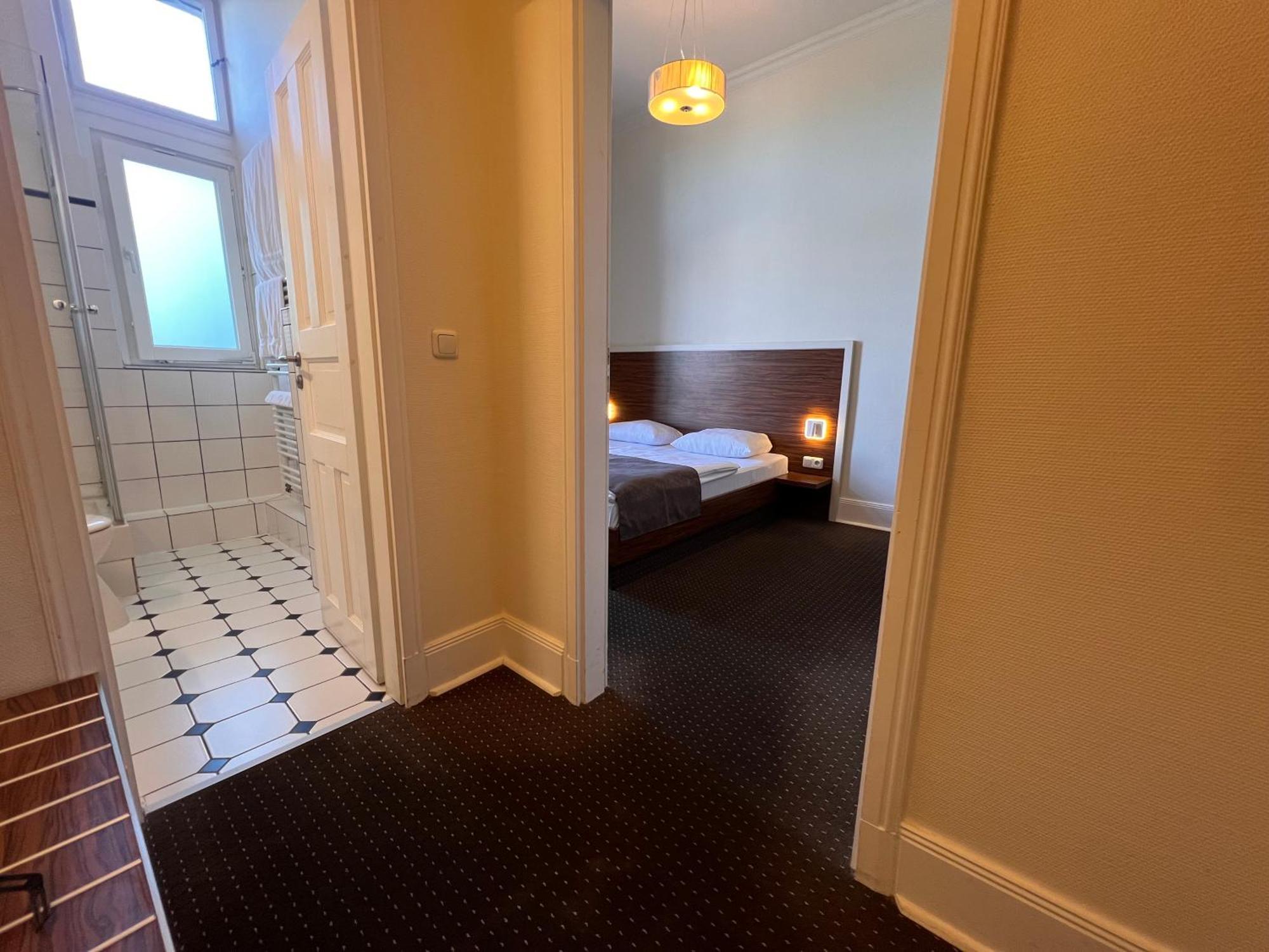 Hotel Excellent Lubeck Bagian luar foto